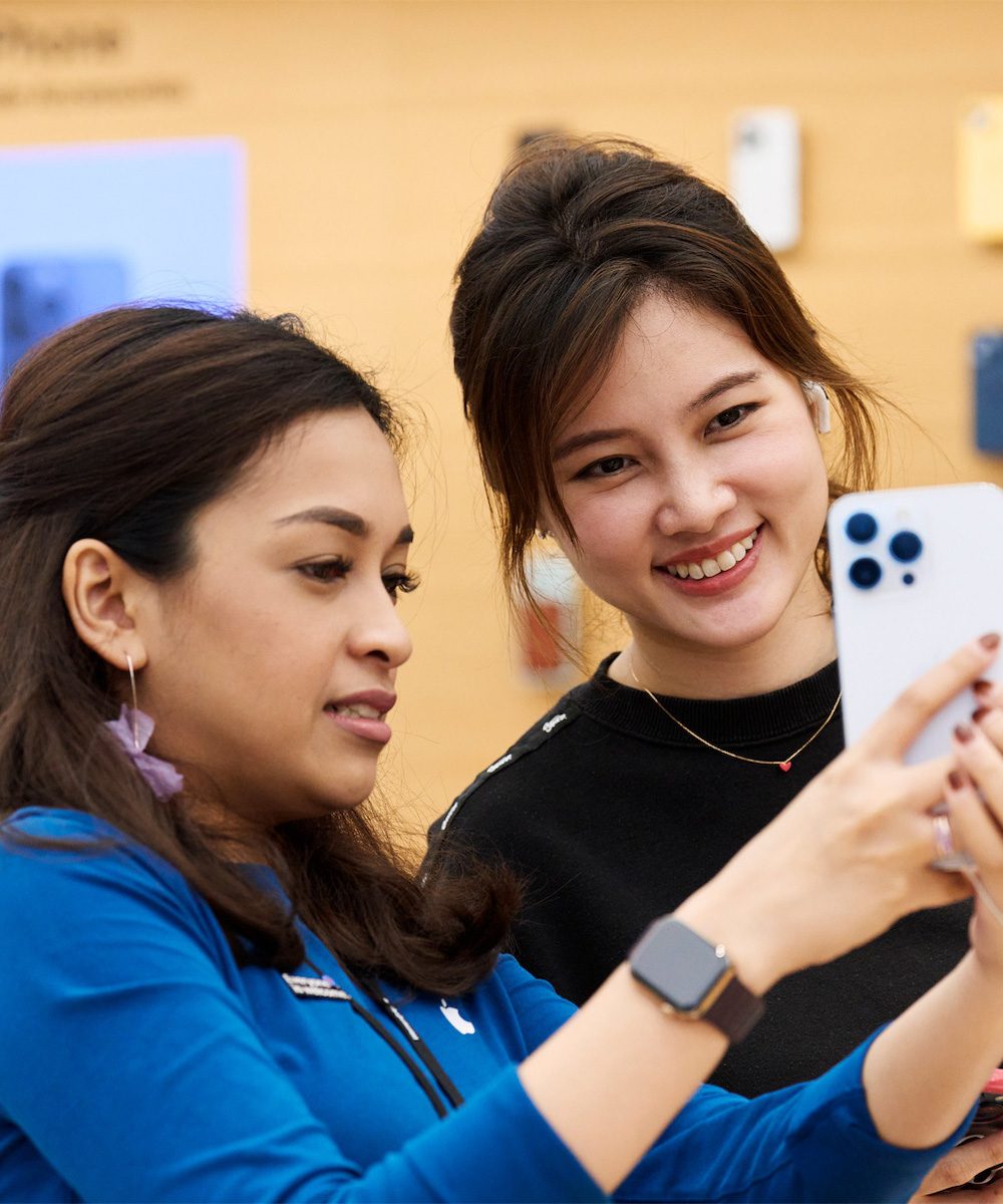 Two women test out the new iPhone 14